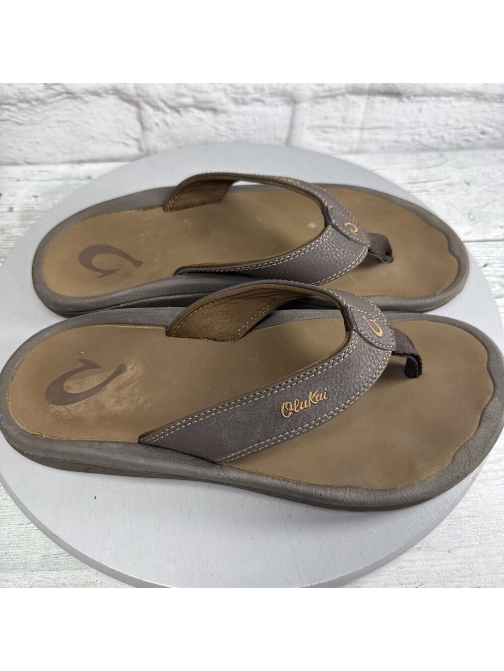 OluKai Men's Brown Leather Thong Sandals Flip Flops Size US 10 EUR 43 Casual